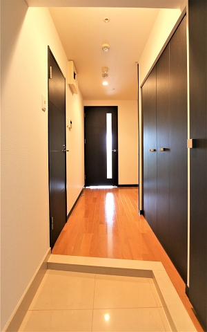 玄関もシンプルなデザインですね