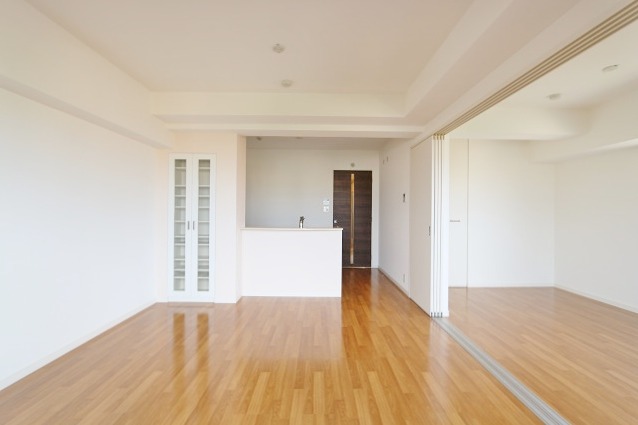 広々リビングでゆっくりお過ごしください