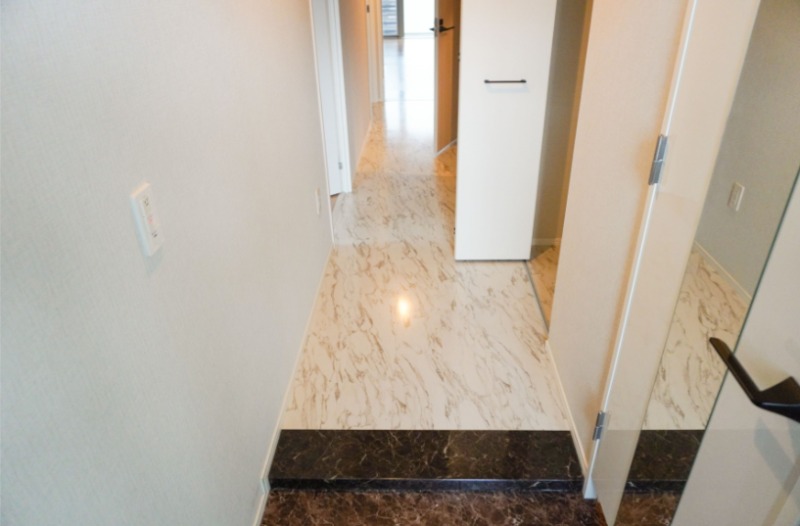 白基調の明るい玄関です