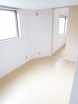 こちらは寝室にぴったりの洋室です