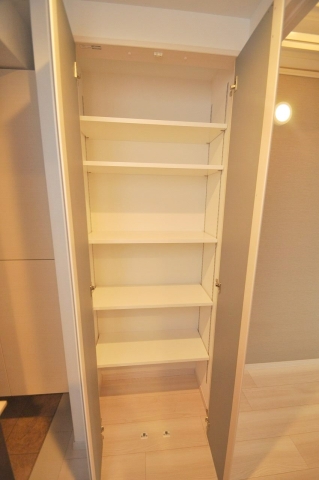 シューズボックスの横にも玄関収納がございます
