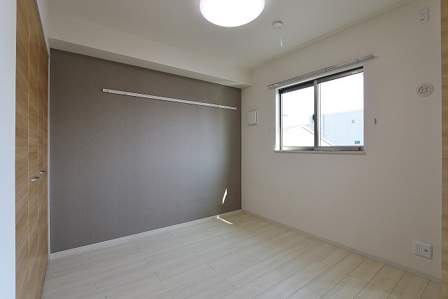 こちらは寝室にピッタリの洋室です