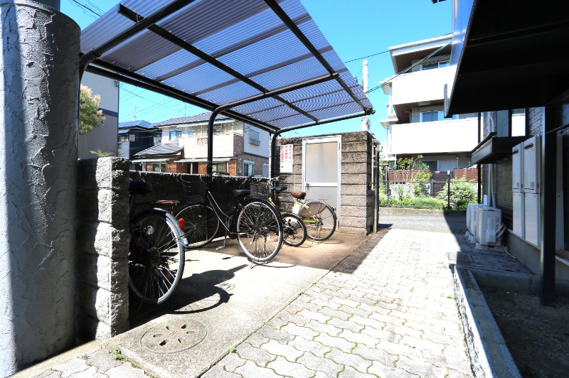 屋根付きの駐輪場があります
