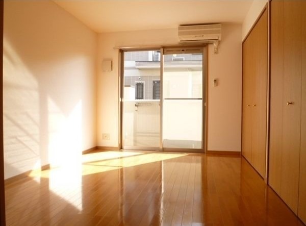 家具の配置に困らないリビングですね