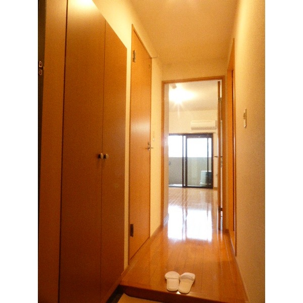 玄関収納も完備。