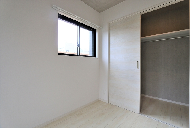 かさばりやすいお洋服もたっぷり収納できます