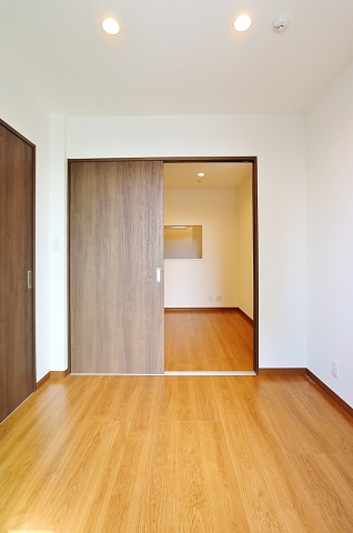 広々空間の寝室です