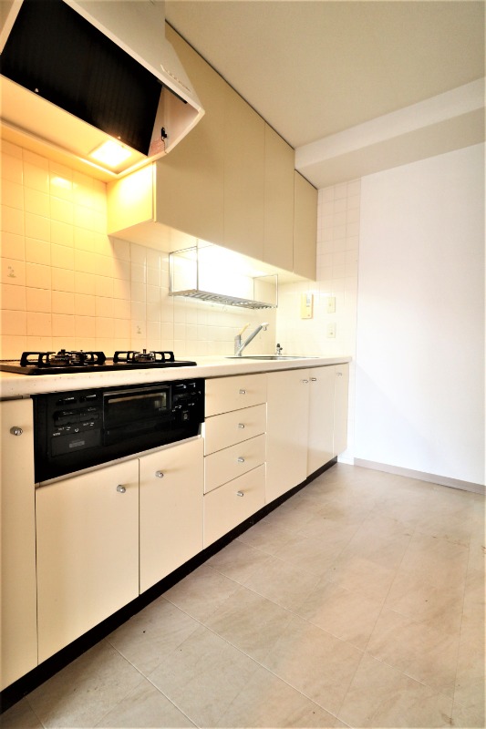 スペースたっぷりの独立キッチンです