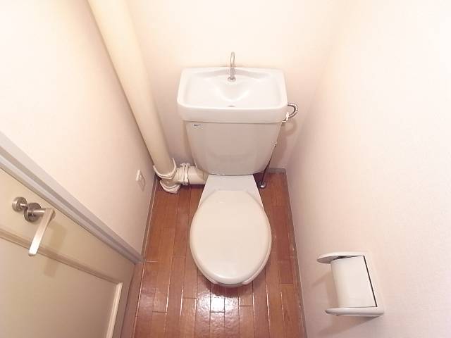 コンセントがあるのでウォシュレットも付けれそう。