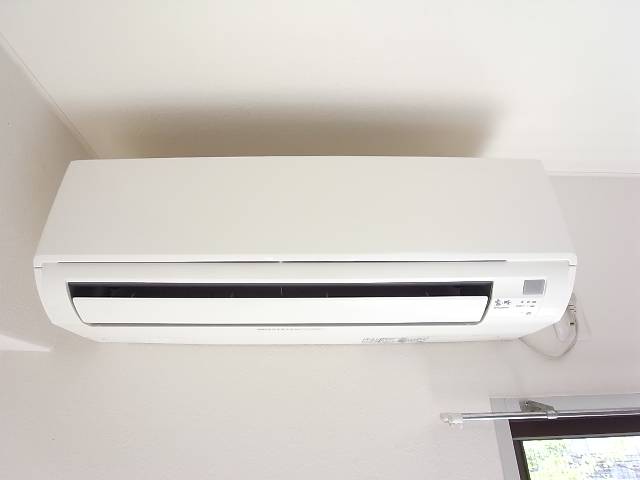 暑さ、寒さも対応のエアコンがついてます。