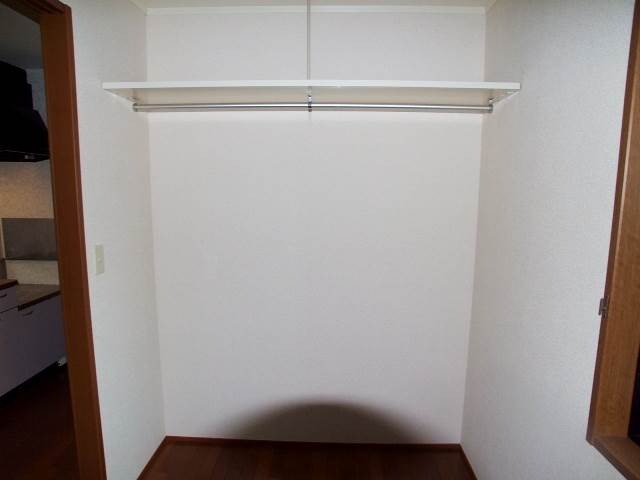こちらにも収納ございます。