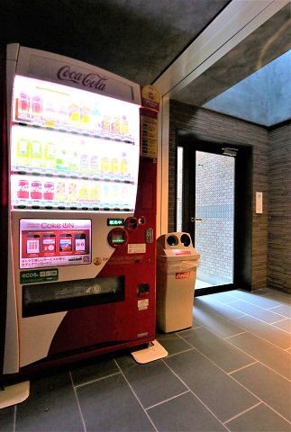 ロビーに自動販売機があります
