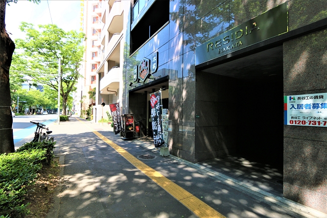 通りに面しています