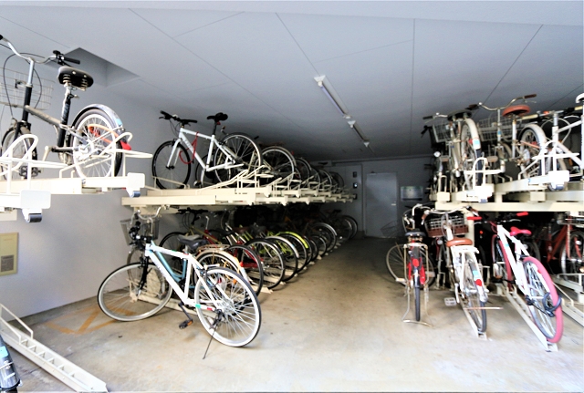 マンション裏に多くの台数停めれる駐車場もございます