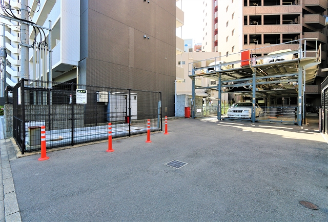 マンション裏には機械式駐車場があります