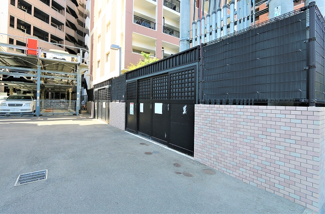 マンションの裏に共用のごみ置き場もあります