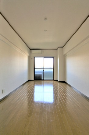 綺麗なフローリングのリビングですね