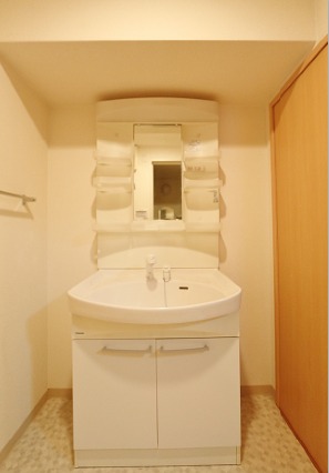 物置付きの洗面台で便利ですね