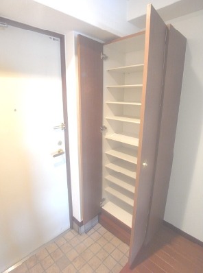 窓から光がが差し込んで明るいですね