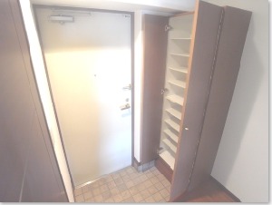 足元の明るい玄関で安全ですね