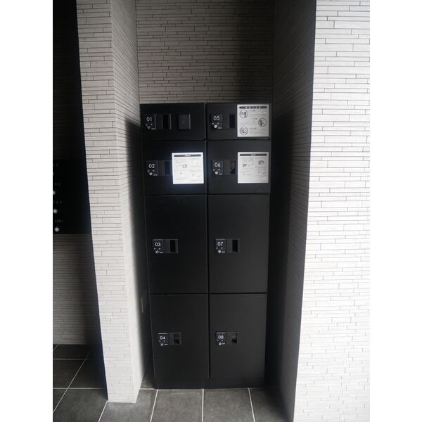 不在時に嬉しい宅配ボックス付きです