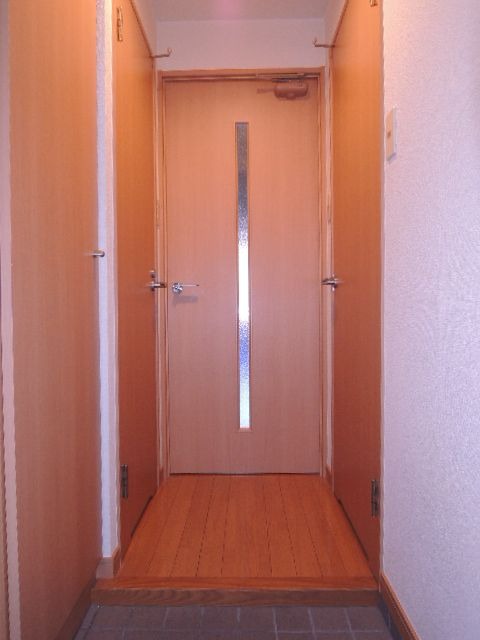 玄関は落ち着くウッド調です