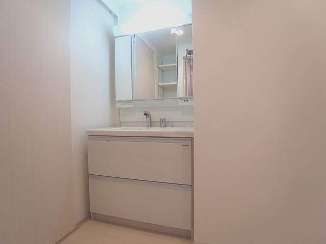 3面鏡の洗面台で使い易いですよ