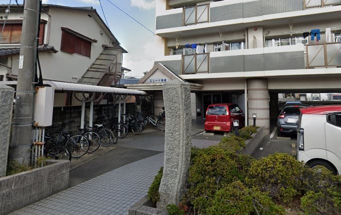 開放的なエントランス