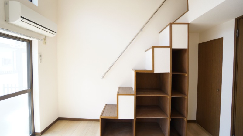 階段の下が収納になっております