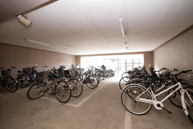 自転車を利用する方も安心の屋根付き駐輪場