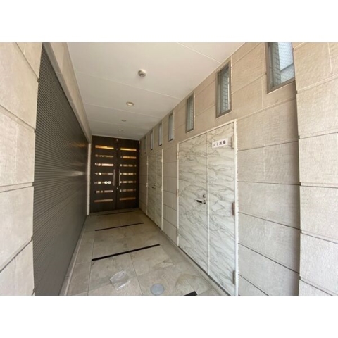 オシャレなエントランス通路です