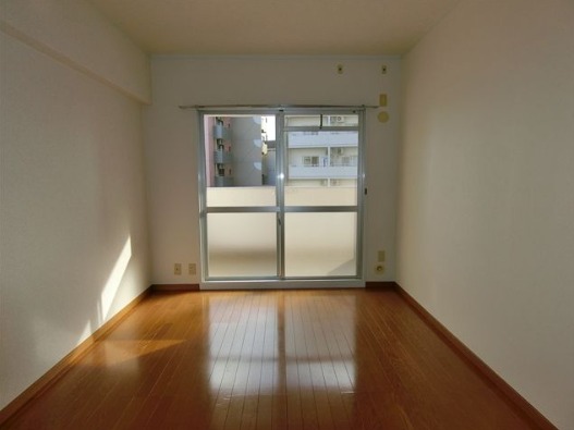 家具の配置に困らないリビングですね