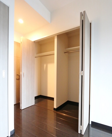 お洋服はこちらへ