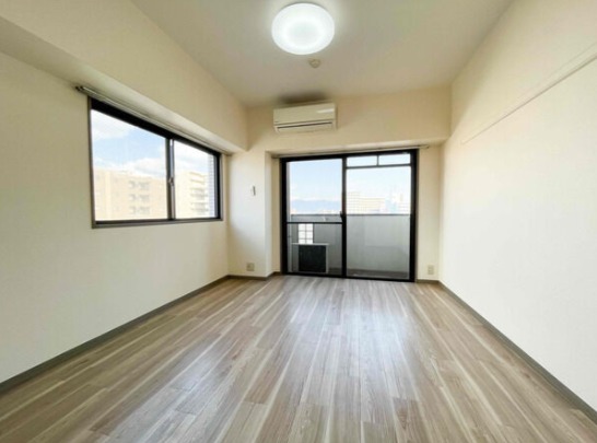 2面採光で明るい洋室ですね