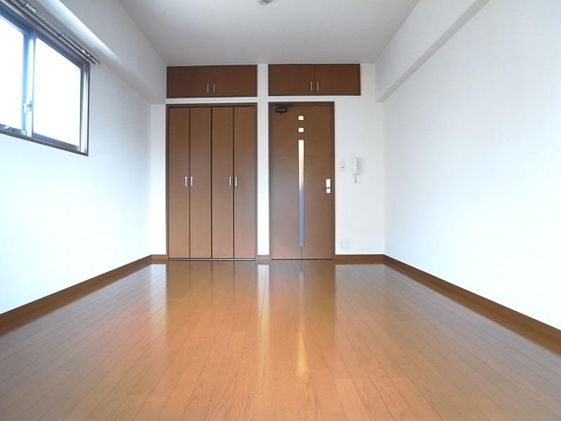 家具の配置に困らないリビングですね