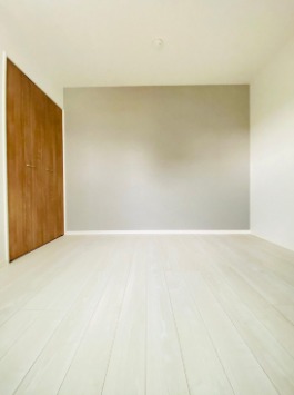 こちらは寝室にぴったりの洋室です