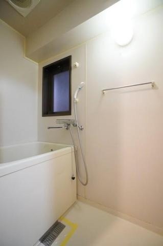 窓付きのバスルームで換気もできます