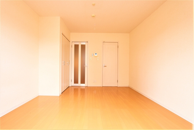 1人暮らしには丁度良い広さの洋室です