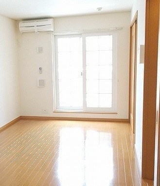 フローリングで白基調のお部屋です。