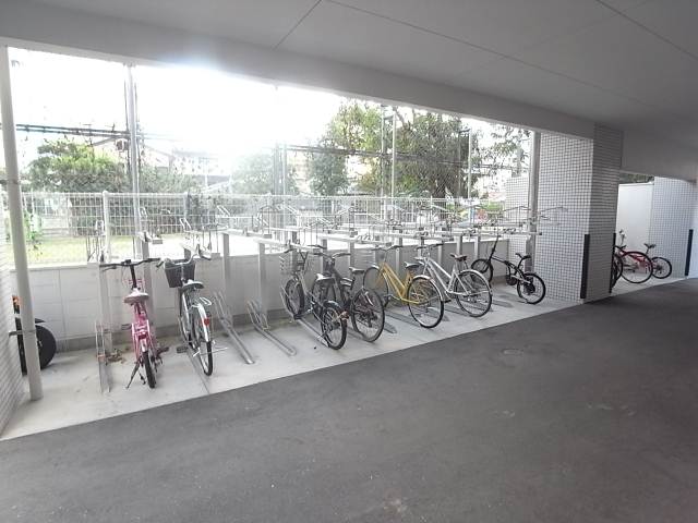 駐輪場は軒下です。