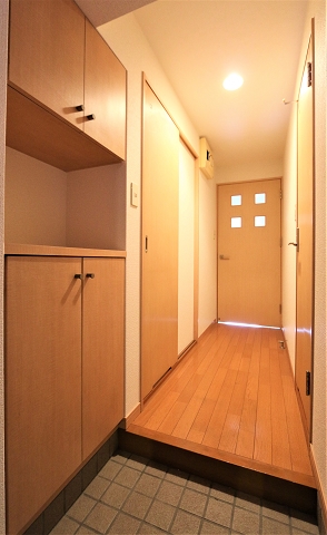 明るい玄関でお出迎え