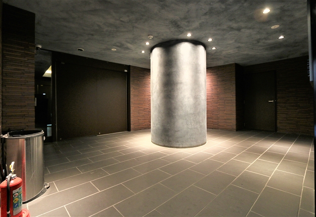 ホテルみたいにオシャレなロビーです