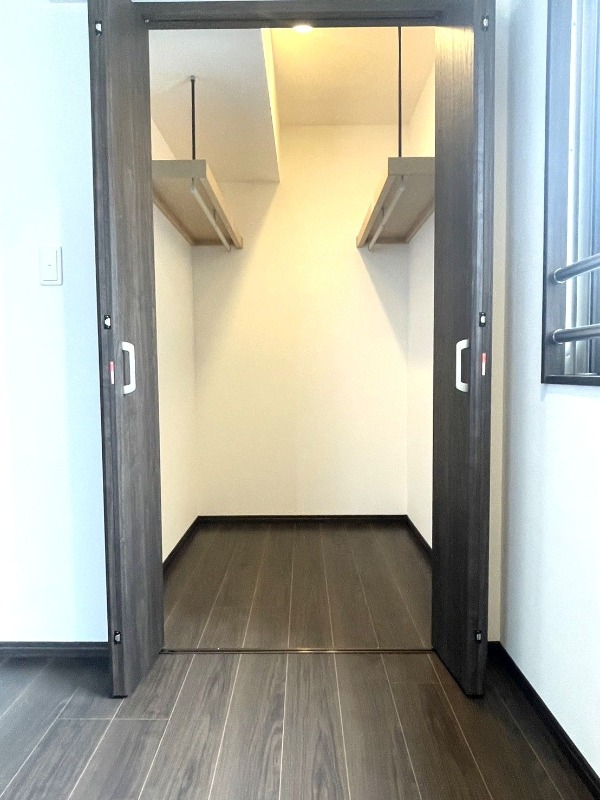 奥行きたっぷりのクローゼット