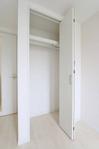 お洋服収納はこちらへ