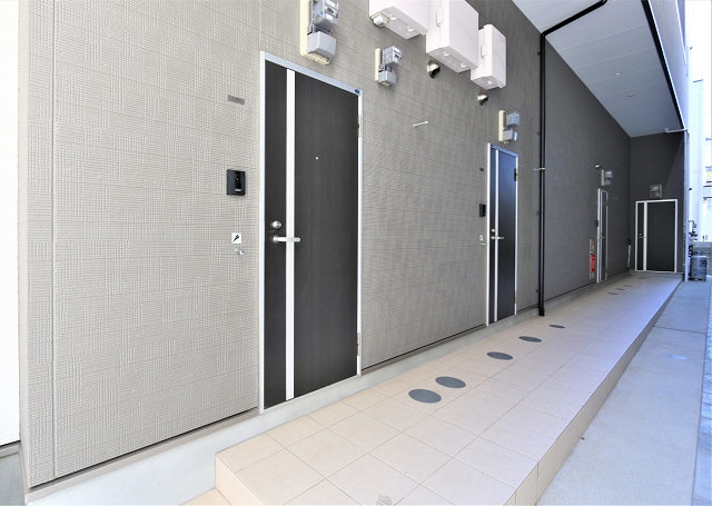 広々とした玄関前です