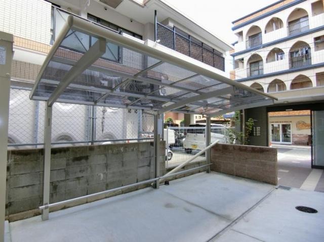 屋根付きの駐輪場があります