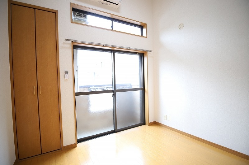 明るいリビングになっております