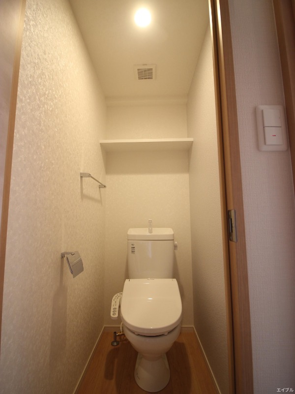 清潔感のあるトイレですね