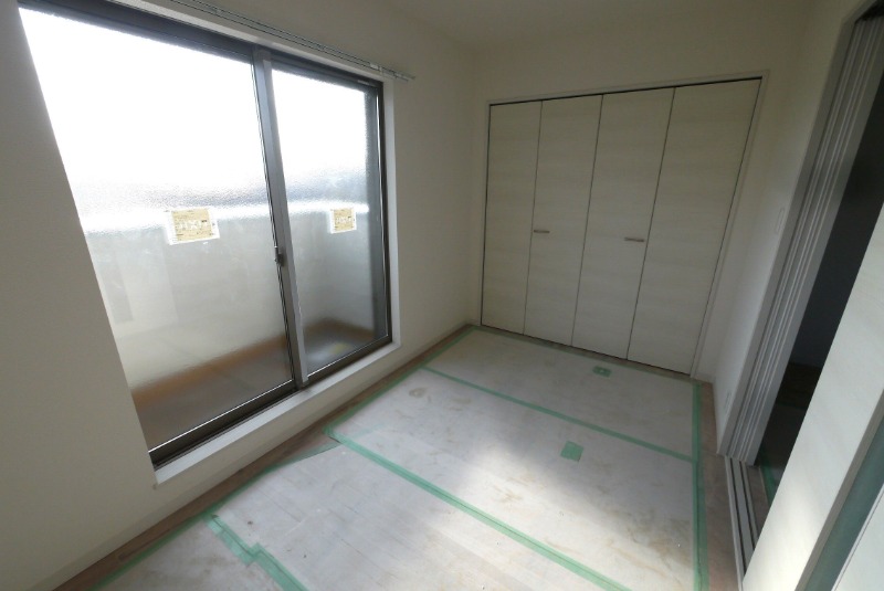 こちらは寝室にピッタリの洋室です