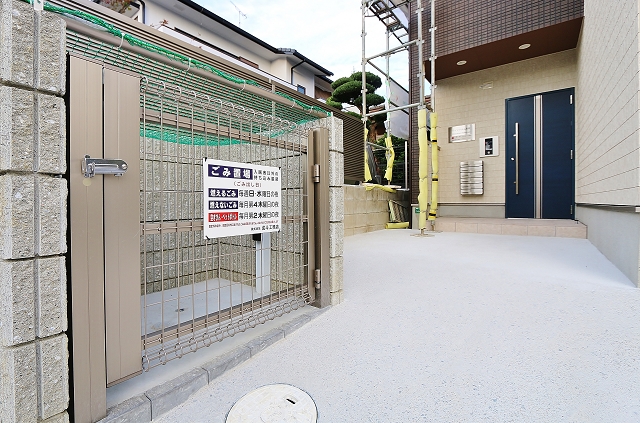 ゴミ出しは敷地内にございます